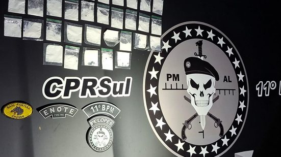 Entre os itens apreendidos estão 43 papelotes de cocaína e dois aparelhos celulares. - Foto: Cortesia/PM