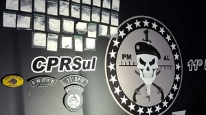 Entre os itens apreendidos estão 43 papelotes de cocaína e dois aparelhos celulares. - Foto: Cortesia/PM