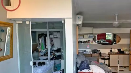 Foto da perícia mostra saída de gás (no detalhe) pela sala - Foto: Reprodução