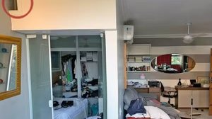 Foto da perícia mostra saída de gás (no detalhe) pela sala - Foto: Reprodução