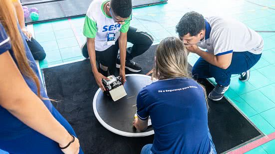 Estudantes de várias regiões de Alagoas se enfrentaram em batalhas de robôs construídos por eles, celebrando criatividade e aprendizado STEAM - Foto: Divulgação
