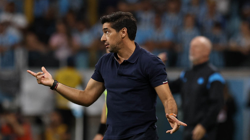 Abel Ferreira consegue efeito suspensivo após ser punido por chute em microfone