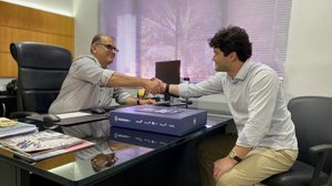 Diretor-executivo do PSCOM, Leonardo Sampaio, e o presidente da FAF, Felipe Feijó, celebram parceria - Gabriel Amorim / TNH1