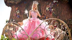 Ariana Grande como Glinda em 'Wicked' - Giles Keyte / Universal Pictures / Divulgação