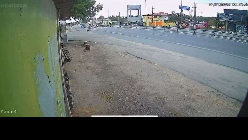 Em alta velocidade, motorista atropela duas pessoas na faixa de pedestre, em Marechal - Reprodução