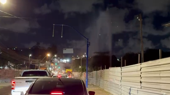 Motoristas e moradores tiveram que enfrentar uma chuva ao passar pelo local - Foto: Reprodução/Redes sociais