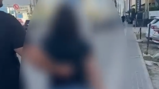 Vídeo mostra mulher foragida sendo conduzida pela polícia - Foto: Reprodução