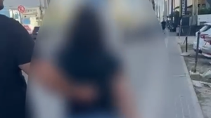 Vídeo mostra mulher foragida sendo conduzida pela polícia - Foto: Reprodução