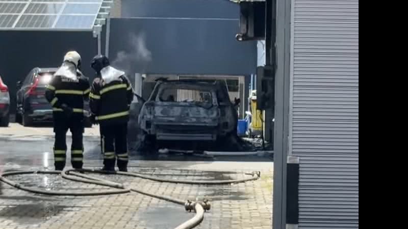Vdeo: carro eltrico pega fogo dentro de concessionria na Avenida  Fernandes Lima