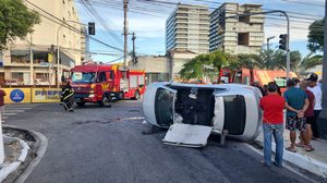 Carro tomba e mulher fica presa às ferragens em acidente, na Pajuçara - DMTT