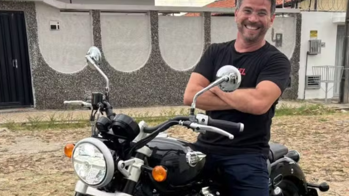 Apresentador sofre acidente grave de moto e fratura pernas, braço e costela