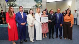 Imagem Coordenadora do Plano Estadual de Oncologia recebe da ALE a Comenda Dr. Hélvio Auto