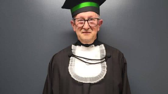 O taxista Elifas Levi Rodrigues, 77, vai prestar o Enem neste domingo (9) com a neta - Arquivo pessoal