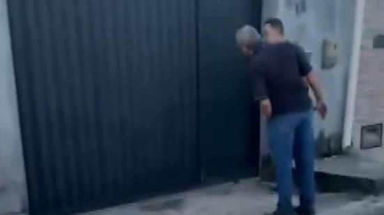 Policiais foram até a casa do suspeito, no povoado de Massagueira. - Reprodução/TV Pajuçara