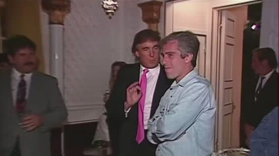 Donald Trump e Jeffrey Epstein em 1992 durante festa na mansão do então empresário e atual presidente dos EUA - Reprodução / Netflix