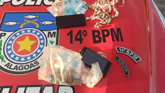 Imagem Casal é preso com 66 bombinhas de maconha e R$ 1 mil, em Jundiá