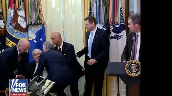 Empresário desmaia durante evento na Casa Branca com Donald Trump - Reprodução / Fox News