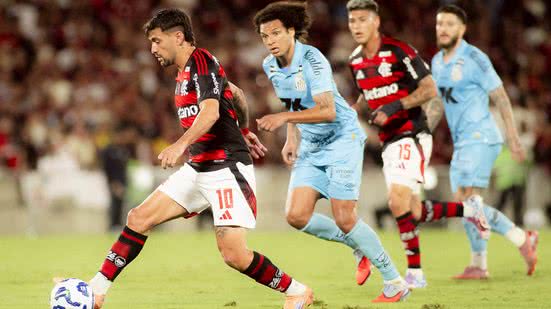 Os meias Arrascaeta e Carrascal estão entre os desfalques - Gilvan de Souza e Adriano Fontes / Flamengo