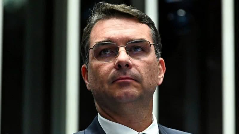 Mendonça incluiu Flávio Bolsonaro como investigado no caso Dark Horse