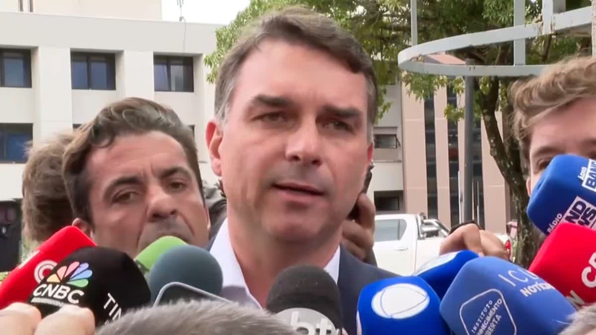 Após visita a Jair, Flávio Bolsonaro diz que pai ficou feliz com 1º turno e está otimista com futuro