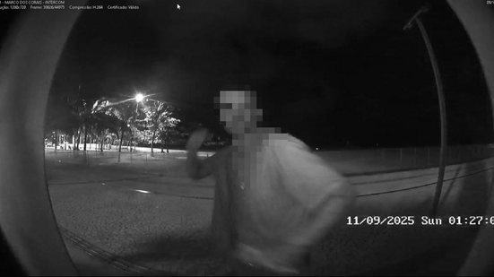 Vídeo mostra momento em que homem quebra câmera e é preso no Marco dos Corais - Divulgação / SSP-AL