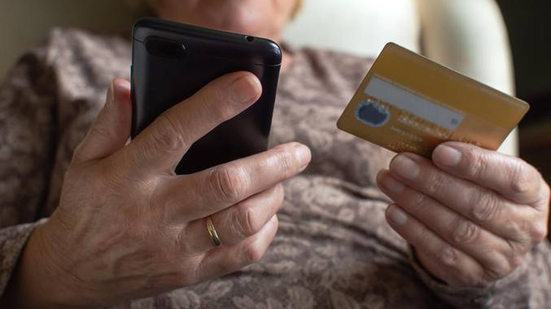 Mulher é suspeita de aplicar golpes com empréstimos falsos contra idosos em Estrela de Alagoas - Foto: Freepik