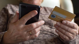 Mulher é suspeita de aplicar golpes com empréstimos falsos contra idosos em Estrela de Alagoas - Foto: Freepik