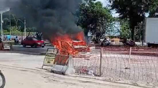 Imagem Vídeos: fogo consome carro na Avenida Durval de Góes Monteiro