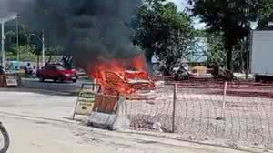 Imagem Vídeos: fogo consome carro na Avenida Durval de Góes Monteiro