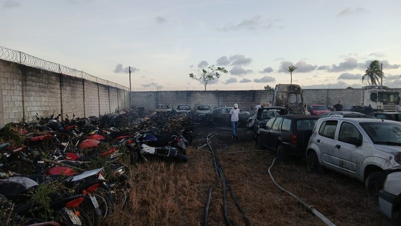 Imagem Incêndio atinge Pátio de Custódia da Polícia Civil e destrói mais de 120 motos e carros
