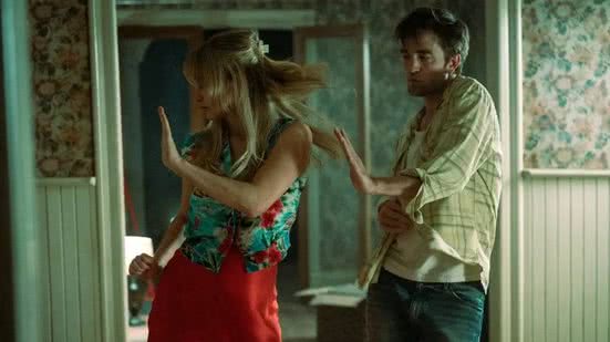 Jennifer Lawrence e Robert Pattinson em cena de "Morra, Amor", de Lynne Ramsay - Reprodução