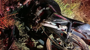 Motocicleta em que os jovens estavam no momento do acidente - Foto: Reprodução