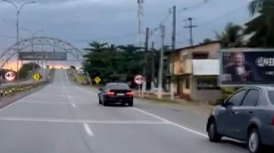 Em alta velocidade, motorista atropela duas pessoas na faixa de pedestre, em Marechal - Reprodução