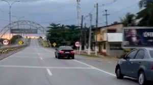 Em alta velocidade, motorista atropela duas pessoas na faixa de pedestre, em Marechal - Reprodução