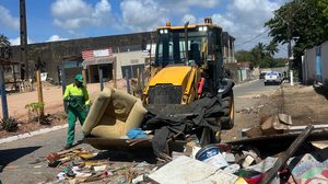 Imagem Operação retira barraca e recolhe cerca de 3 toneladas de entulhos de pessoa acumuladora