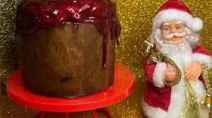 Imagem O novo 'Morango do Amor'? Nova criação com panetone para o Natal causa nas redes sociais