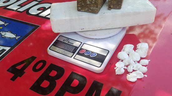 Policiais encontraram um saco plástico contendo 923 gramas de maconha e 26 gramas de cocaína - Foto: PM