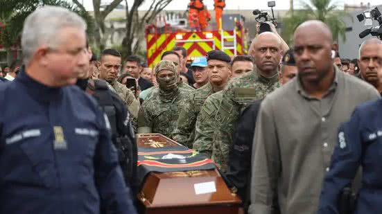 Enterro do sargento da Polícia Militar, Heber Carvalho da Fonseca no Cemitério Jardim da Saudade, em Sulacap, no Rio de Janeiro - Tomaz Silva / Agência Brasil