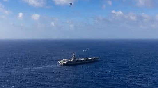 Porta-aviões USS Gerald Ford, da Marinha dos Estados Unidos, navegando pelo Oceano Pacífico a caminho do mar do Caribe. Foto tirada em 5 de novembro de 2025 - Alyssa Joy / Marinha dos Estados Unidos