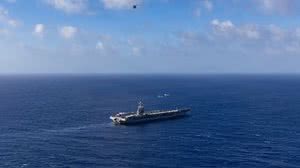 Porta-aviões USS Gerald Ford, da Marinha dos Estados Unidos, navegando pelo Oceano Pacífico a caminho do mar do Caribe. Foto tirada em 5 de novembro de 2025 - Alyssa Joy / Marinha dos Estados Unidos