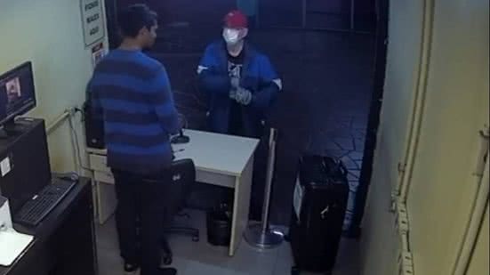 Câmeras de segurança da rodoviária de Porto Alegre captaram momento que suspeito deixou mala com o corpo de Brasília na rodoviária - Divulgação / PCRS