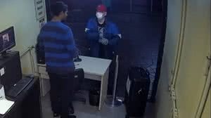 Câmeras de segurança da rodoviária de Porto Alegre captaram momento que suspeito deixou mala com o corpo de Brasília na rodoviária - Divulgação / PCRS