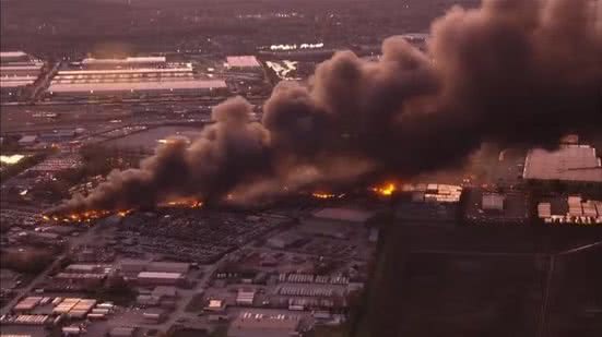 Queda de avião MD-11 da UPS provoca incêndio em Louisville, Kentucky - Reprodução / WUSA