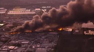 Queda de avião MD-11 da UPS provoca incêndio em Louisville, Kentucky - Reprodução / WUSA