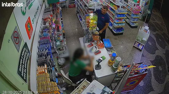 Câmera registrou homem furtando caneta emagrecedora e escondendo produto na cueca em farmácia de BH - Foto: Circuito de segurança