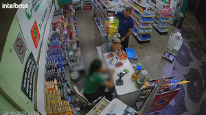 Câmera registrou homem furtando caneta emagrecedora e escondendo produto na cueca em farmácia de BH - Foto: Circuito de segurança