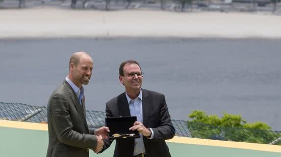 O príncipe William, herdeiro da coroa britânica, e o prefeito do Rio, Eduardo Paes, no Pão de Açúcar, na zona sul do Rio de Janeiro - Eduardo Anizelli / Folhapress