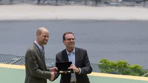 O príncipe William, herdeiro da coroa britânica, e o prefeito do Rio, Eduardo Paes, no Pão de Açúcar, na zona sul do Rio de Janeiro - Eduardo Anizelli / Folhapress