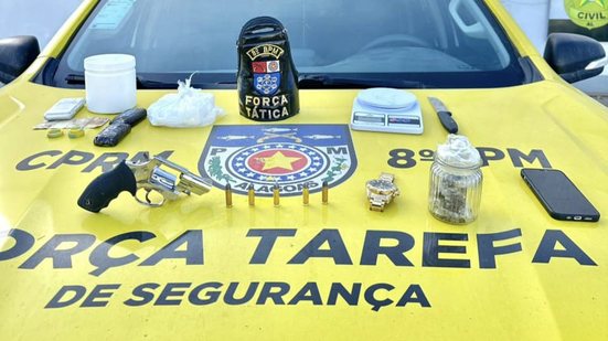 Drogas e arma apreendidas na operação policial - Foto: Cortesia/PM