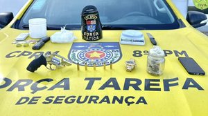 Drogas e arma apreendidas na operação policial - Foto: Cortesia/PM